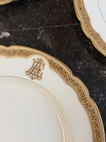 Antīki "Limoges" porcelāna šķīvji ar zelta monogrammu (16 gab.) — Grand Dépôt, Paris (Antique Limoges Plates Set) (6859) - Image 11