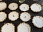 Antīki "Limoges" porcelāna šķīvji ar zelta monogrammu (16 gab.) — Grand Dépôt, Paris (Antique Limoges Plates Set) (6859) - Image 2