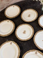 Antīki "Limoges" porcelāna šķīvji ar zelta monogrammu (16 gab.) — Grand Dépôt, Paris (Antique Limoges Plates Set) (6859) - Image 4