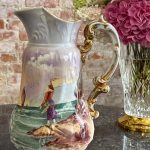 porcelāna krūka pasteļtoņos ar zelta krāsas detalizāciju, liela izmēra (7193)
