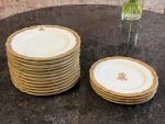 Antīki "Limoges" porcelāna šķīvji ar zelta monogrammu (16 gab.) — Grand Dépôt, Paris (Antique Limoges Plates Set) (6859) - Image 10