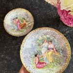 2gab apgleznoti “Limoge” porcelāna šķīvji, pasteļtoņos ar skaistu zelta krāsas detalizāciju, neliela izmēra (7196)
