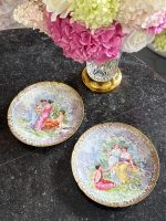 2gab apgleznoti “Limoge” porcelāna šķīvji, pasteļtoņos ar skaistu zelta krāsas detalizāciju, neliela izmēra (7196) - Image 2