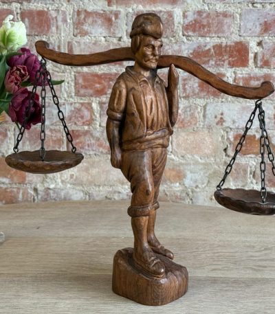 Lille dekorativ mandefigur med vægt i hænderne, letvægts (5561)