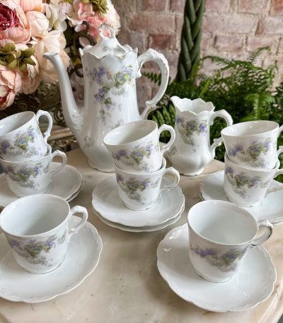 Antik porcelæn te- og kaffeservice til 8 personer med syrendekor (4895)