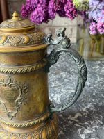 Vēsturisks gravēts bronzas kauss ar vāku — dāvinājums ugunsdzēsēju brigādei (antique bronze tankard) (6840) - Image 7