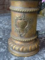 Vēsturisks gravēts bronzas kauss ar vāku — dāvinājums ugunsdzēsēju brigādei (antique bronze tankard) (6840) - Image 5