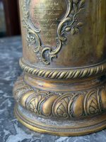 Vēsturisks gravēts bronzas kauss ar vāku — dāvinājums ugunsdzēsēju brigādei (antique bronze tankard) (6840) - Image 11