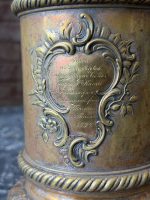 Vēsturisks gravēts bronzas kauss ar vāku — dāvinājums ugunsdzēsēju brigādei (antique bronze tankard) (6840) - Image 4