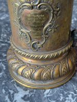 Vēsturisks gravēts bronzas kauss ar vāku — dāvinājums ugunsdzēsēju brigādei (antique bronze tankard) (6840) - Image 12