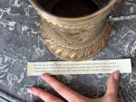 Vēsturisks gravēts bronzas kauss ar vāku — dāvinājums ugunsdzēsēju brigādei (antique bronze tankard) (6840) - Image 8