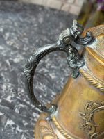 Vēsturisks gravēts bronzas kauss ar vāku — dāvinājums ugunsdzēsēju brigādei (antique bronze tankard) (6840) - Image 13