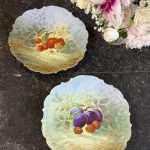 “Limoge” porcelāna šķīvis ar ziedu motīvu, vienam šķīvim ir neliela matveida plaisa (6910)