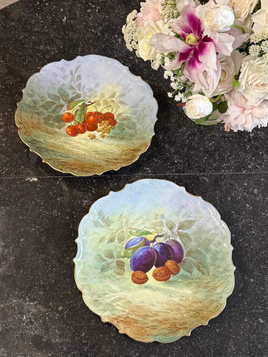 “Limoge” porcelāna šķīvis ar ziedu motīvu, vienam šķīvim ir neliela matveida plaisa (6910) - Image 1
