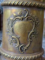 Vēsturisks gravēts bronzas kauss ar vāku — dāvinājums ugunsdzēsēju brigādei (antique bronze tankard) (6840) - Image 6