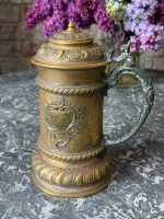 Vēsturisks gravēts bronzas kauss ar vāku — dāvinājums ugunsdzēsēju brigādei (antique bronze tankard) (6840) - Image 2