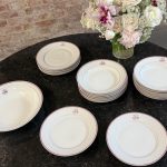 porcelāna servīze ar rozā krāsas detalizāciju un iniciāļiem (6929)