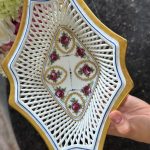 "Limoge" porcelāna trauciņš ar ziedu motīvu un zelta krāsas akcentu, vidēja izmēra (7200)
