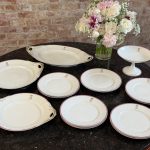 porcelāna servīze ar rozā un zelta krāsas detalizāciju un iniciāļiem (6930)