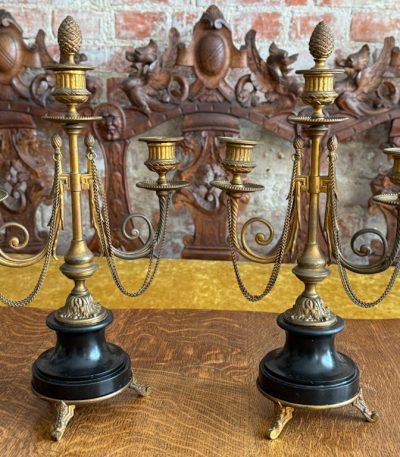 Klassicistisk par bronzes- og marmorkandelabre (3 lys) - Frankrig, slutningen af 1800-tallet