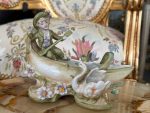 Neliela Izmēra Porcelāna Laiva ar Puisīti un Gulbīti (5519)