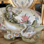 Neliela Izmēra Porcelāna Laiva ar Puisīti un Gulbīti (5519)