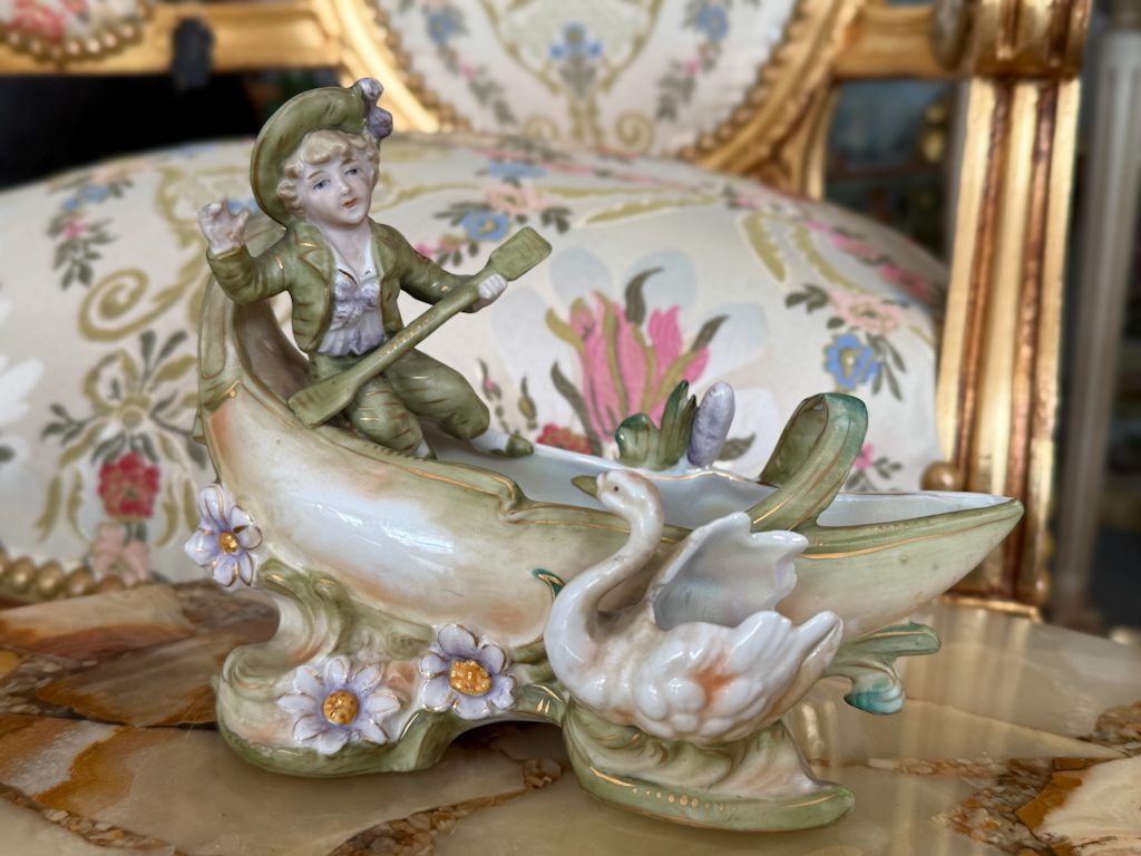 Neliela Izmēra Porcelāna Laiva ar Puisīti un Gulbīti (5519) - Image 1