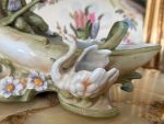 Neliela Izmēra Porcelāna Laiva ar Puisīti un Gulbīti (5519) - Image 3