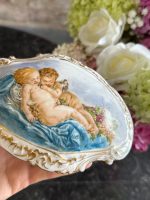maza izmēra “Limoge” porcelāna trauciņš ar vāciņu/lādīte, apgleznots, gaiši zilā krāsā ar eņģeļu motīvu un zelta krāsas detalizāciju (7203) - Image 2