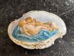 maza izmēra “Limoge” porcelāna trauciņš ar vāciņu/lādīte, apgleznots, gaiši zilā krāsā ar eņģeļu motīvu un zelta krāsas detalizāciju (7203) - Image 3