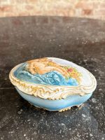 maza izmēra “Limoge” porcelāna trauciņš ar vāciņu/lādīte, apgleznots, gaiši zilā krāsā ar eņģeļu motīvu un zelta krāsas detalizāciju (7203) - Image 4