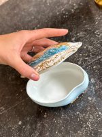maza izmēra “Limoge” porcelāna trauciņš ar vāciņu/lādīte, apgleznots, gaiši zilā krāsā ar eņģeļu motīvu un zelta krāsas detalizāciju (7203) - Image 8