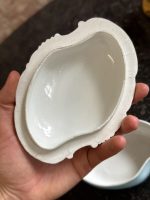 maza izmēra “Limoge” porcelāna trauciņš ar vāciņu/lādīte, apgleznots, gaiši zilā krāsā ar eņģeļu motīvu un zelta krāsas detalizāciju (7203) - Image 10