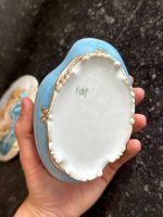 maza izmēra “Limoge” porcelāna trauciņš ar vāciņu/lādīte, apgleznots, gaiši zilā krāsā ar eņģeļu motīvu un zelta krāsas detalizāciju (7203) - Image 9