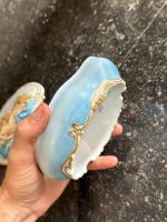 maza izmēra “Limoge” porcelāna trauciņš ar vāciņu/lādīte, apgleznots, gaiši zilā krāsā ar eņģeļu motīvu un zelta krāsas detalizāciju (7203) - Image 5