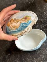 maza izmēra “Limoge” porcelāna trauciņš ar vāciņu/lādīte, apgleznots, gaiši zilā krāsā ar eņģeļu motīvu un zelta krāsas detalizāciju (7203) - Image 7