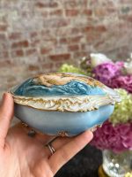 maza izmēra “Limoge” porcelāna trauciņš ar vāciņu/lādīte, apgleznots, gaiši zilā krāsā ar eņģeļu motīvu un zelta krāsas detalizāciju (7203) - Image 6