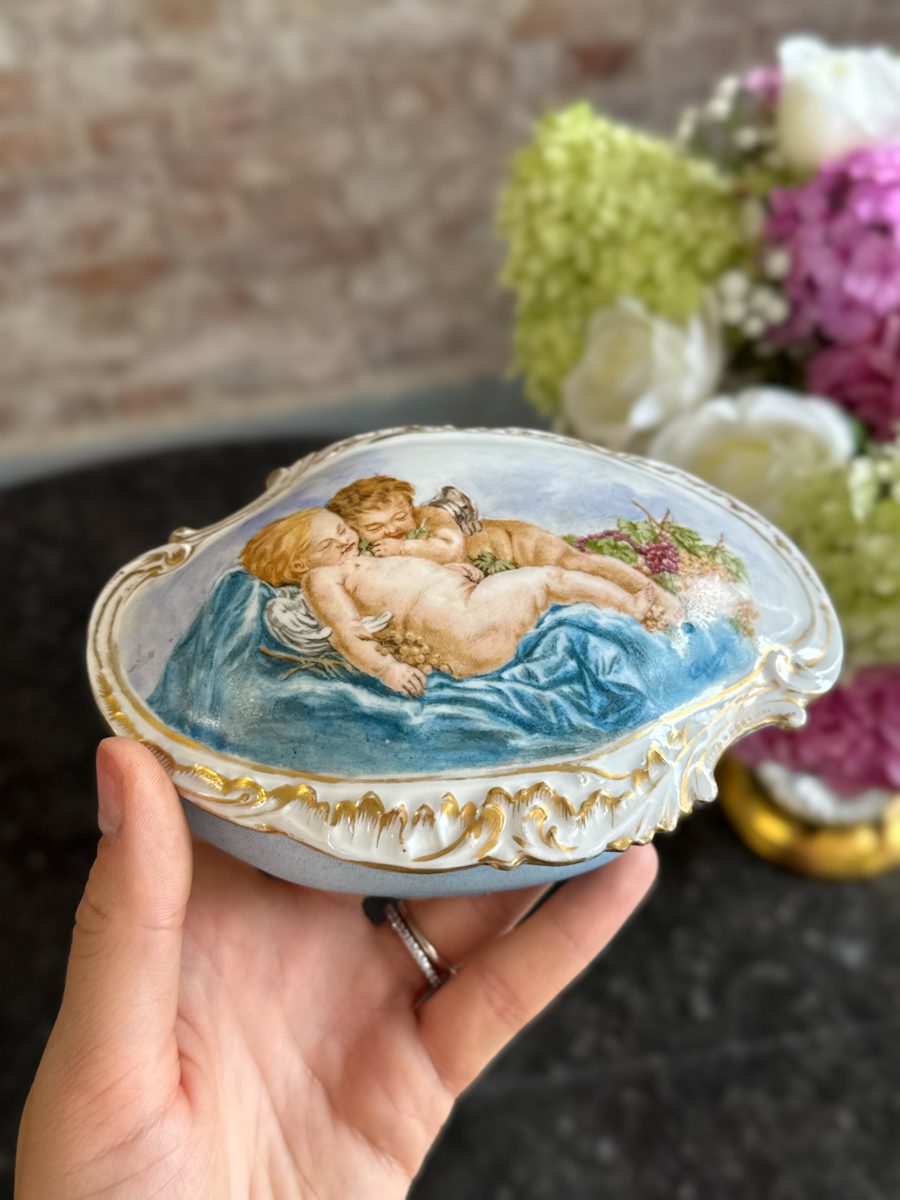 maza izmēra “Limoge” porcelāna trauciņš ar vāciņu/lādīte, apgleznots, gaiši zilā krāsā ar eņģeļu motīvu un zelta krāsas detalizāciju (7203) - Image 1