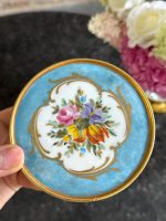 apgleznots porcelāna trauciņš ar vāciņu/lādīte, ar ziedu motīviem un zelta krāsas akcentu, maza izmēra (7202) - Image 2