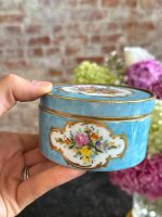 apgleznots porcelāna trauciņš ar vāciņu/lādīte, ar ziedu motīviem un zelta krāsas akcentu, maza izmēra (7202) - Image 3