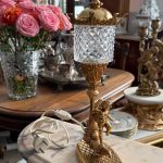 Lille bordlampe med englefigur, 1 pære indeni (5510)