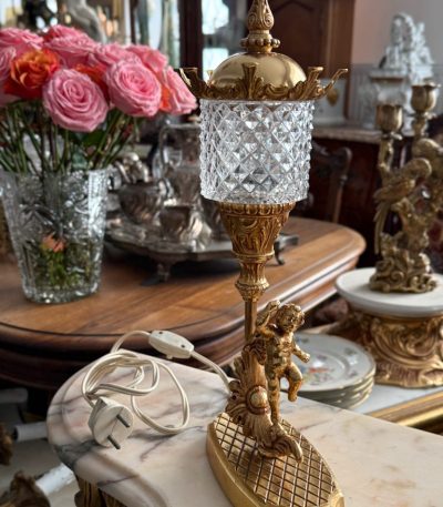 Lille bordlampe med englefigur, 1 pære indeni (5510)