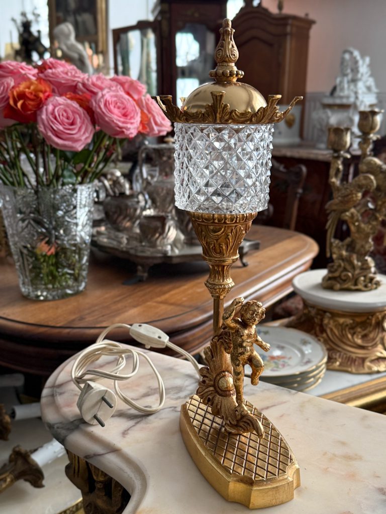Lille bordlampe med englefigur, 1 pære indeni (5510)