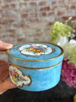apgleznots porcelāna trauciņš ar vāciņu/lādīte, ar ziedu motīviem un zelta krāsas akcentu, maza izmēra (7202) - Image 4