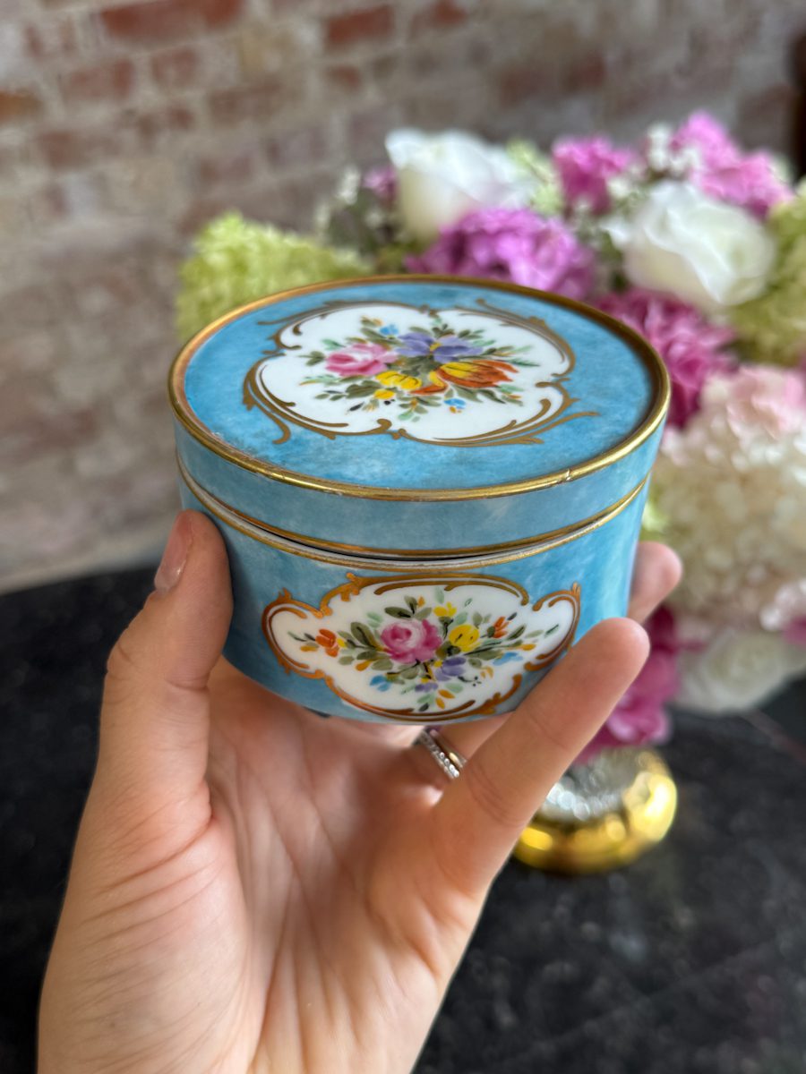 apgleznots porcelāna trauciņš ar vāciņu/lādīte, ar ziedu motīviem un zelta krāsas akcentu, maza izmēra (7202) - Image 1