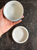 apgleznots porcelāna trauciņš ar vāciņu/lādīte, ar ziedu motīviem un zelta krāsas akcentu, maza izmēra (7202) - Image 5