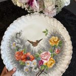porcelāna šķīvis ar ziedu motīvu (6925)