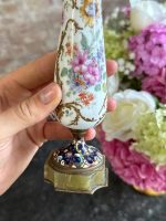 izsmalcināts maza izmēra porcelāna svečturis, apgleznots ar ziedu motīviem, pamatnē onkisa akmens (7204) - Image 3