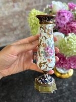 izsmalcināts maza izmēra porcelāna svečturis, apgleznots ar ziedu motīviem, pamatnē onkisa akmens (7204)
