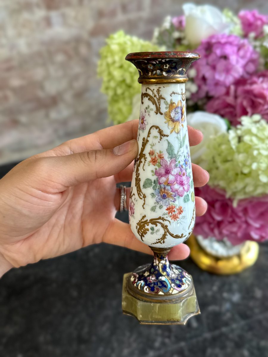 izsmalcināts maza izmēra porcelāna svečturis, apgleznots ar ziedu motīviem, pamatnē onkisa akmens (7204) - Image 1